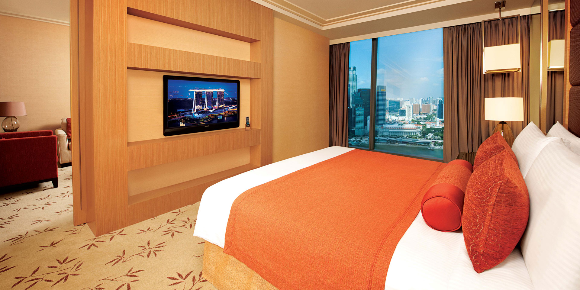 新加坡滨海湾金沙酒店姬花套房卧室，大床与城市景观